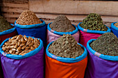 Bunte Gewürzsäcke auf dem Souk der Medina zum Verkauf. Marrakech, Marokko.