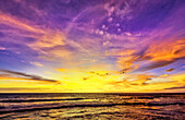 Das goldene Licht der untergehenden Sonne reflektiert einen goldenen Schimmer auf dem Strand von Pererenan Beach, Bali, Indonesien