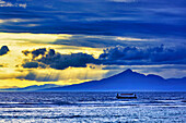 Später Sonnenuntergang mit Blick auf den Vulkan Mount Agung auf der Insel Bali, Indonesien. Der aktive Vulkan erhebt sich 3.014 Meter (9.888') und ist der zweithöchste Vulkan in Indonesien. Gunung Agung (Großer Berg)