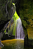 Tukad Cepung Wasserfall in den zentralen Bergen von Bali, Indonesien. Er wurde in eine unterirdische Schlucht gegraben.