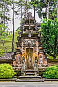 Prächtige Anlage des Saraswati-Tempels mit Heilwasser und Reinigungsbecken