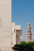 Ein Blick auf ein Minarett in der Großen Moschee von Sultan Qaboos, Muscat, Oman.