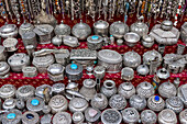 Handgefertigte Silbergegenstände zum Verkauf auf dem Muttrah Souq. Muttrah, Maskat, Oman.