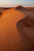 Gekräuselte Dünen in den Wahiba Sands bei Sonnenuntergang. Wahiba Sands, Arabische Halbinsel, Oman.