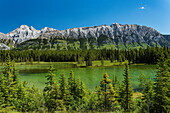 Kanada, Alberta, Kananaskis Country. Landschaft mit Spillway Lake und Bergen.