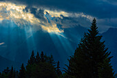 Kanada, Alberta, Waterton Lakes-Nationalpark. Sonnenaufgang durch Gewitterwolken.