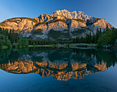 Kanada, Alberta, Banff National Park. Der Cascade Mountain spiegelt sich bei Sonnenaufgang im Cascade Pond.