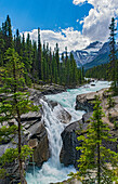 Kanada, Alberta, Banff-Nationalpark. Wasserfall in der Mistaya-Schlucht.