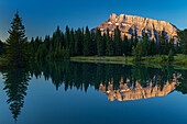 Kanada, Alberta, Banff-Nationalpark. Mt. Rundle spiegelt sich bei Sonnenaufgang im Cascade Pond.