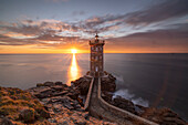 Frankreich, Bretagne, Le Conquet. Sonnenuntergang am Kermorvan-Leuchtturm