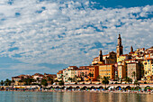 Die Kirche Saint Michel und die Altstadt von Menton, Provence Alpes Côte d'Azur, Frankreich.