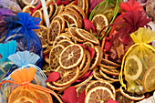 München, Deutschland. Bauernmarkt. Lokales Kunsthandwerk. Tütchen mit getrockneten Orangen