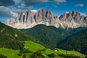 Blick auf den Berg der Geislergruppe und das darunter liegende Tal. Funes, Trentino-Südtirol, Italien.