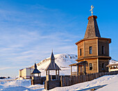 Die russisch-orthodoxe Kirche. Die russische Kohlebergbaustadt Barentsburg am Fjord Gronfjorden. Die Kohlemine ist noch in Betrieb. Arktische Region, Skandinavien, Norwegen, Svalbard