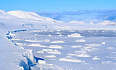 Landschaft am zugefrorenen Gronfjord, Insel Spitzbergen. Arktische Region, Skandinavien, Norwegen, Svalbard