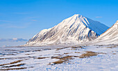 Küstenebene der Nordenskioldküste. Landschaft im Van-Mijenfjorden-Nationalpark (früher Nordenskiold-Nationalpark), Insel Spitzbergen. Arktische Region, Skandinavien, Norwegen, Svalbard
