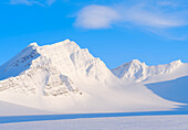 Christophersenfjellet im Norden des Gletschers Vestre Gronfjorden. Landschaft im Van-Mijenfjorden-Nationalpark (früher Nordenskiold-Nationalpark), Insel Spitzbergen. Arktis, Skandinavien, Norwegen, Svalbard