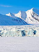 Gletscherfront des Fridtjovbreen und der zugefrorene Fjord Van Mijenfjorden. Landschaft im Van-Mijenfjorden-Nationalpark (früher Nordenskiold-Nationalpark), Insel Spitzbergen. Arktis, Skandinavien, Norwegen, Svalbard