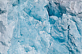 Blaues Eis in einer Wand des Lilliehook-Gletschers. Lilliehookfjord, Insel Spitzbergen, Svalbard, Norwegen.
