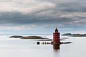 Der Leuchtturm Kjeungskjaer von 1880 steht auf einer kleinen Insel im Gletscherwasser des Bjugnfjorden. Bjugnfjord, Norwegen.