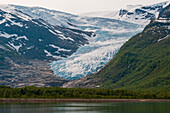 Der Svartisen-Gletscher der Svartisen-Eiskappe fließt in Richtung Holandsfjord. Saltfjellet-Svartisen-Nationalpark, Svartisen, Norwegen.
