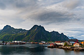 Das Fischerdorf Svolvaer schmiegt sich um einen Hafen auf einer gebirgigen Insel im Vestfjord. Svolvaer, Insel Austvagoya, Lofoten, Norwegen.
