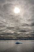 Eisschollen im Erik, der Meerenge, die Kong Karls Land von Nordaustlandet trennt, Svalbard, Norwegen
