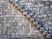 Die Treppe, die zur Burg von Monsanto (Castelo de Monsanto) im historischen Dorf Monsanto hinaufführt.