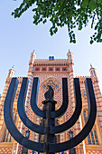 Rumänien, Bukarest, Choraltempel. Synagoge. Kopie der Großen Synagoge in Wien. Menora-Skulptur auf der Vorderseite.