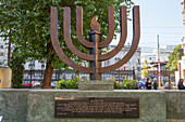 Rumänien, Bukarest, Choraltempel. Synagoge. Kopie der Großen Synagoge in Wien. Menorah-Skulptur außen. (Nur für redaktionelle Zwecke)