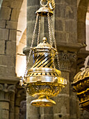 Der Botafumeiro, der berühmte silberne Weihrauchbehälter, der im Mittelschiff der Kathedrale von Santiago de Compostela, Spanien, hängt.