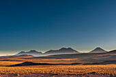 Berggipfel und Wüstenlandschaft von der Straße nach Paso Sico aus gesehen. Atacamawüste, Region Antofagasta, Chile.