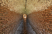 Tunnel, der zur nordwestlichen Bastion des historischen Fort Gaines, Dauphin Island, Alabama, führt.