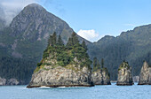 USA, Alaska, Kenai Fjords National Park. Pinnacle Rocks erodierte Formation im Meer.