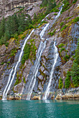 USA, Alaska, Tongass National Forest. Landschaft mit Fords Terror Wasserfall.