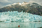 USA, Alaska, Glacier-Bay-Nationalpark. Margerie Glacier Eis und Mann im Kajak.