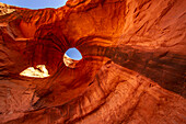 USA, Arizona, Monument Valley Navajo Stammespark. Big Hogan Arch und Loch im Fels.