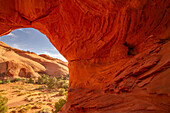USA, Arizona, Monument Valley Navajo Stammespark. Honeymoon Arch Schutzhütte im Felsüberhang.