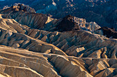 Erosive Felsformationen in der Amargosa Range am Zabriskie Point. Death-Valley-Nationalpark, Kalifornien, USA.