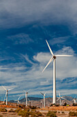 Reihen von Windrädern in einem Windpark. Palm Springs, Kalifornien.