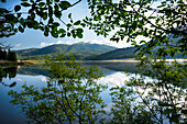 USA, Colorado. Pearl Lake und Berge, eingerahmt durch Baumzweige.