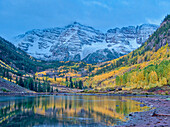 USA, Colorado, Aspen. Maroon Bells, schneebedeckte Espen und Tannen