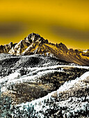 USA, Colorado. Infrarotansicht des Mount Sneffels und der Espenbäume