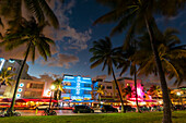 Das Colony Hotel und der Ocean Drive in der Abenddämmerung. South Beach, Miami Beach, Florida.