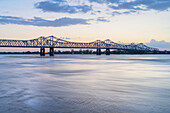 Natchez-Vidalia-Brücke über den Mississippi nach Sonnenuntergang. Von Natchez, Mississippi aus gesehen