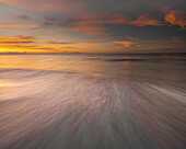 USA, New Jersey, Cape May Nationaler Meeresstrand. Sonnenaufgang am Meeresufer.
