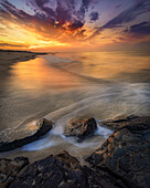 USA, New Jersey, Cape May National Seashore. Sonnenaufgang am Ufer.