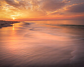 USA, New Jersey, Cape May National Seashore. Sonnenaufgang am Ufer.