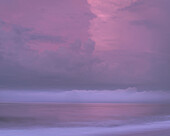 USA, New Jersey, Cape May Nationaler Meeresstrand. Abstraktes Bild von Meer und Wolken bei Sonnenaufgang.