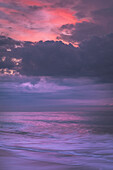 USA, New Jersey, Cape May National Seashore. Sonnenaufgang am Ufer.